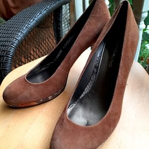 Brown suede Bandolino pumps